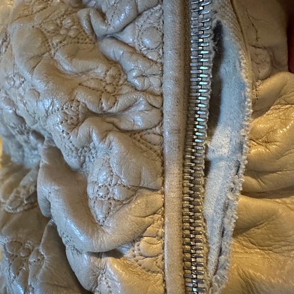 Very Worn Authentic Louis Vuitton MM Stratus Ecru Olympe Leather Shoulder Bag - Picture 4 of 8